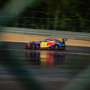 Mercedes-AMG GT3 #3 van Mercedes-AMG Team Verstappen Racing op nat asfalt met spiegeling — Spa-Francorchamps, testdag