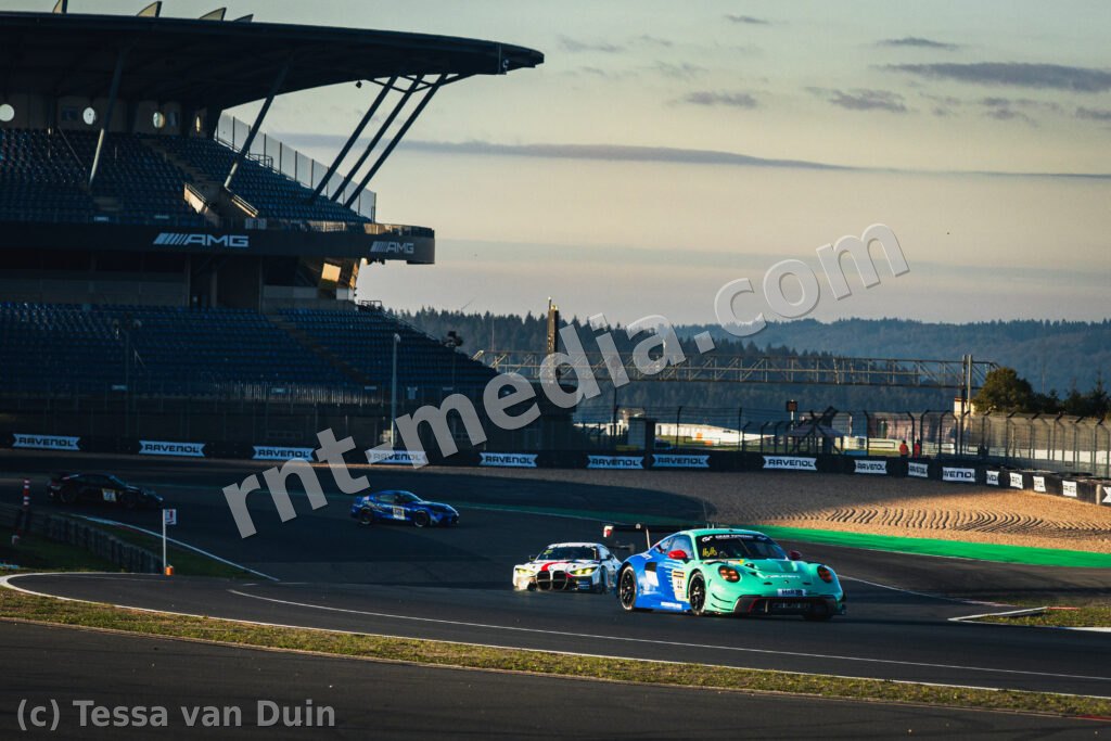 Falken Motorsports Porsche 911 GT3 R #44 (Tim Heinemann / Morris Schuring), in het avondlicht — NLS8 kwalificatie, Nürburgring, 12 september 2026