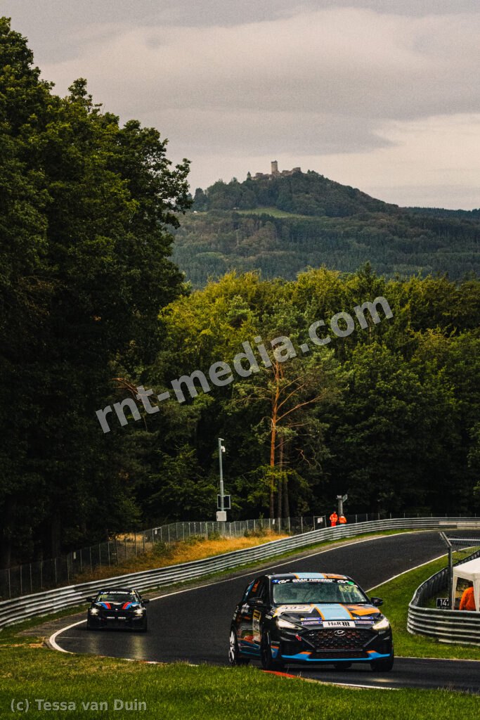 Donkerblauwe Hyundai i30 N TCR #492 met een BMW erachter  — NLS9 kwalificatie, Nordschleife, Nürburgring, 13 september 2026