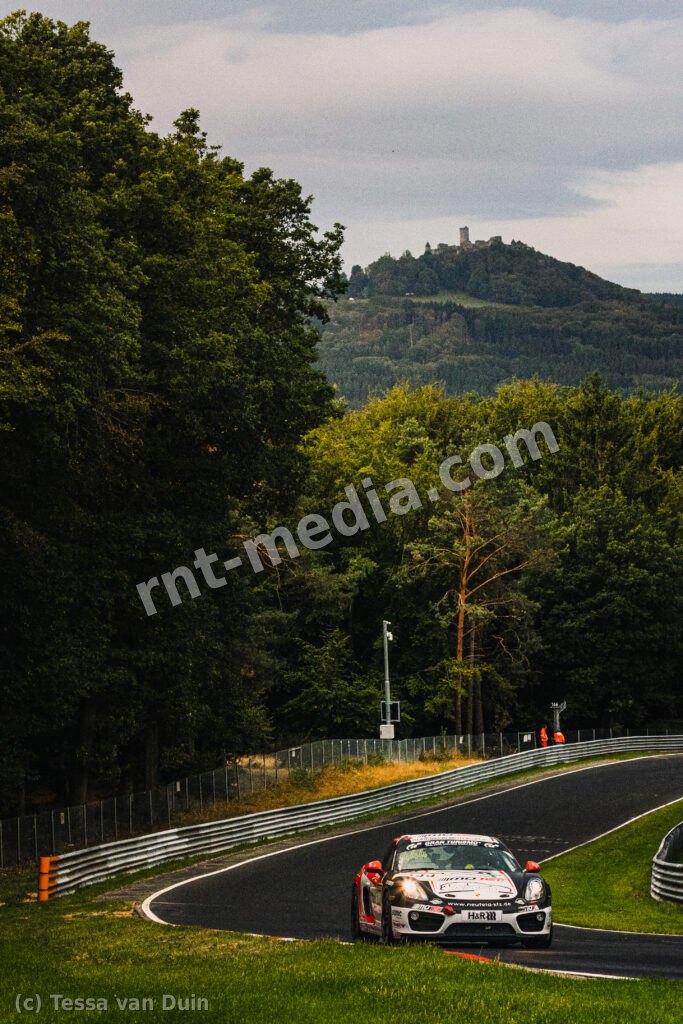 Wit-rode Porsche #444 Cayman GT4 door de bocht  — NLS9 kwalificatie, Nordschleife, Nürburgring, 13 september 2026