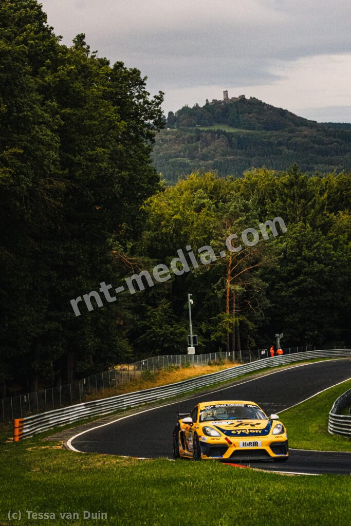 Geel-blauwe Porsche 951 Cayman GT4 met Cyclon-belettering  — NLS9 kwalificatie, Nordschleife, Nürburgring, 13 september 2026