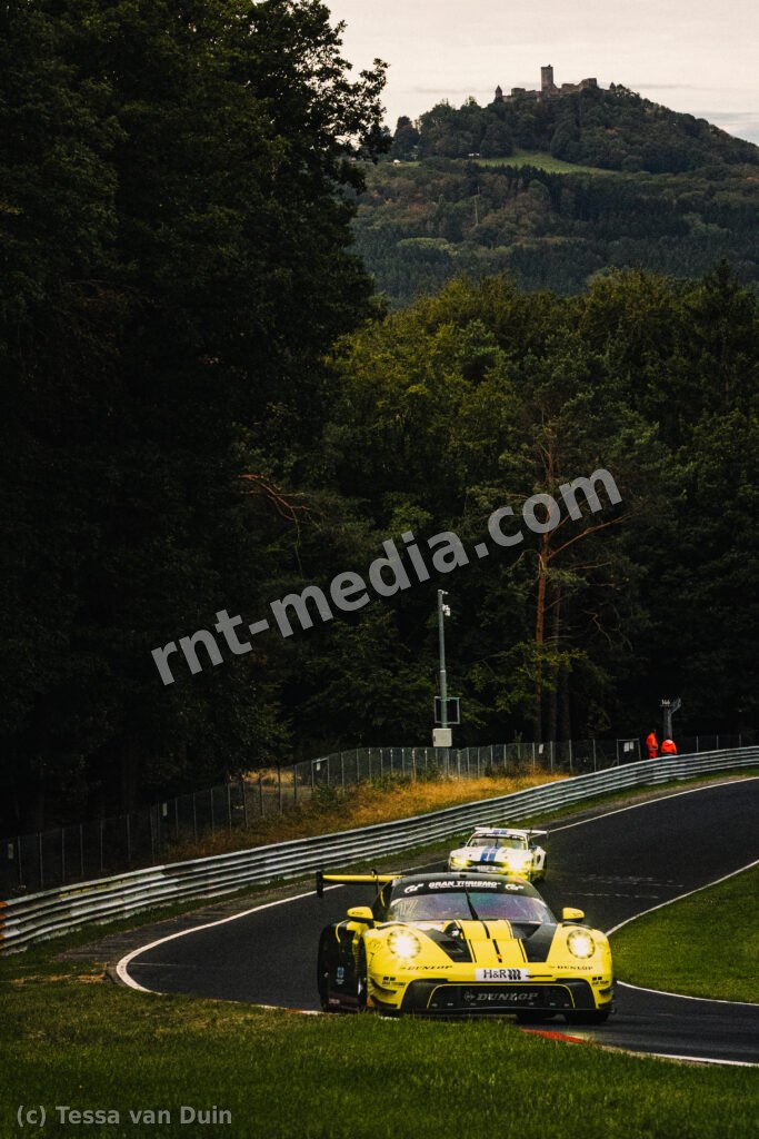 Dunlop Motorsport Porsche 911 GT3 R #17 (Nico Menzel / Flynt Schuring) op de Nordschleife, met Burg Nürburg op de achtergrond — NLS9 kwalificatie, Nordschleife, Nürburgring, 13 september 2026