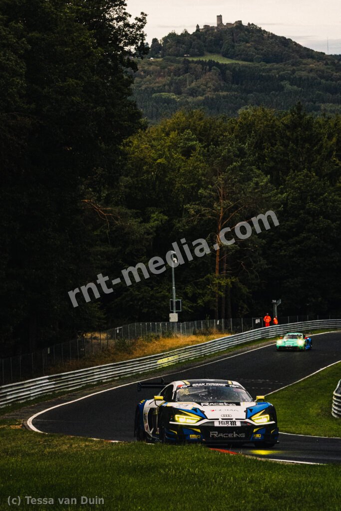 Audi R8 LMS GT3 Evo II #14 van Team-RaceIng (Leonidas Karavasili, Samuel Harrison, Miika Panu) door de bocht — NLS9 kwalificatie, Nordschleife, Nürburgring, 13 september 2026