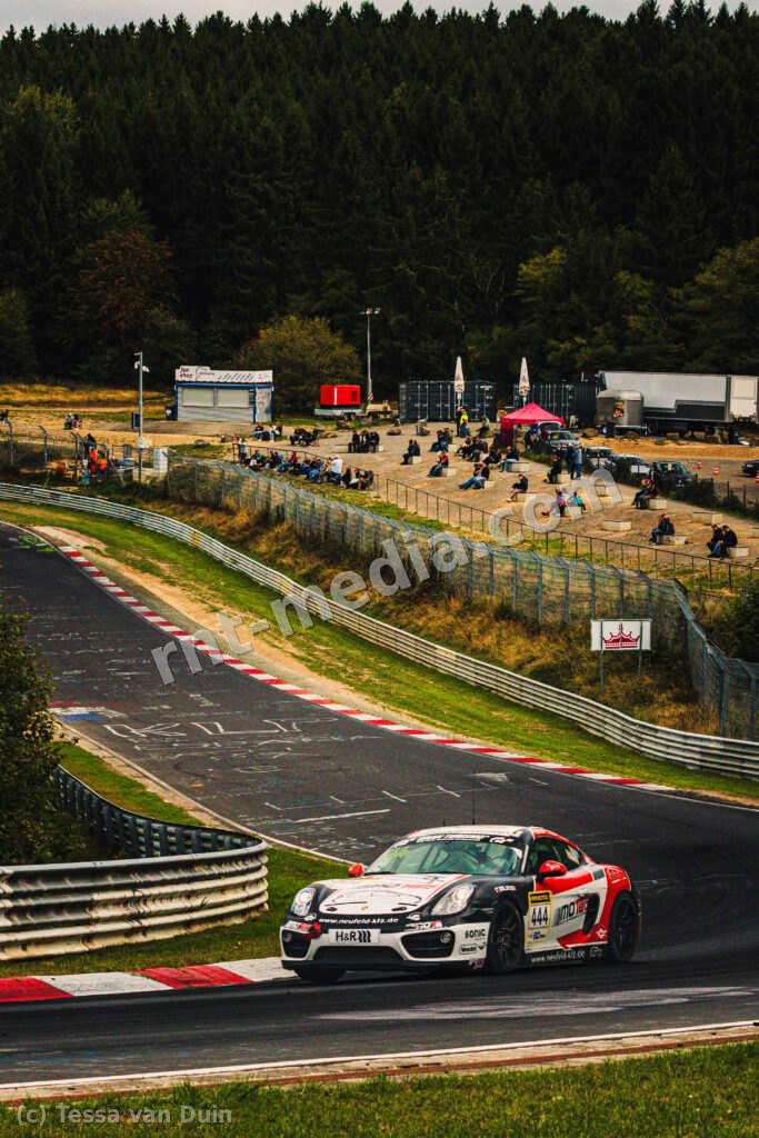 Wit-rode Porsche 718 Cayman GT4 #444 — NLS9 kwalificatie, Nordschleife, Nürburgring, 13 september 2026