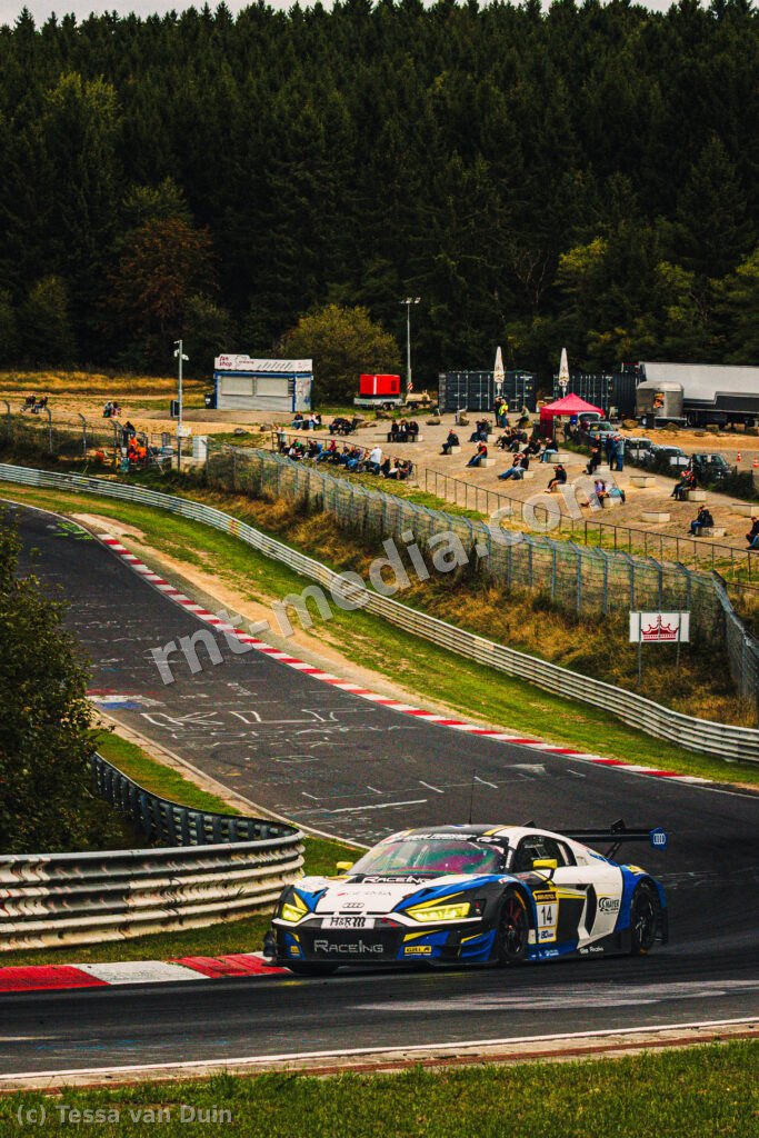 Audi R8 LMS GT3 Evo II #14 van Team-RaceIng (Leonidas Karavasili, Samuel Harrison, Miika Panu) — NLS9 kwalificatie, Nordschleife, Nürburgring, 13 september 2026