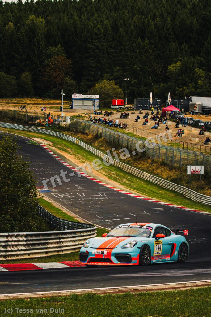 Porsche 718 Cayman GT4 CS #944 in Gulf-kleuren (Leonard Oehme / Moritz Oehme) — NLS9 kwalificatie, Nordschleife, Nürburgring, 13 september 2026
