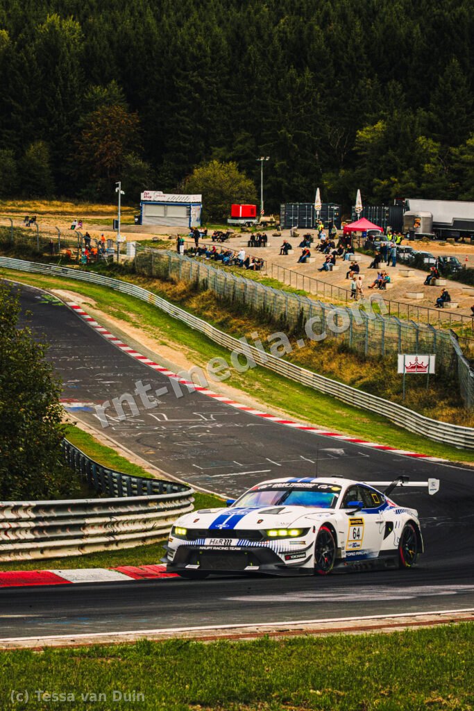 Ford Mustang GT3 #64 van Haupt Racing Team (Vincent Kolb / Frank Stippler) door de bocht — NLS9 kwalificatie, Nordschleife, Nürburgring, 13 september 2026